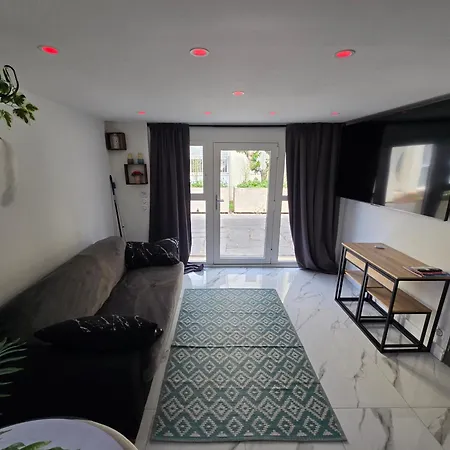 1 Apartment *
